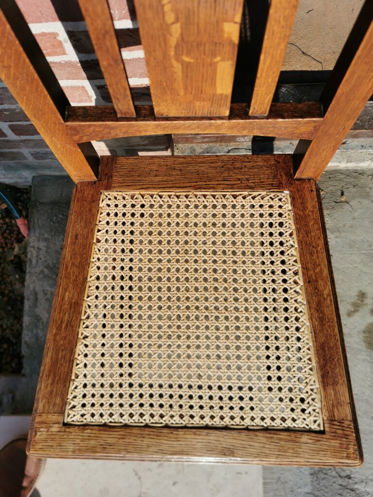 Stoel met nieuw vlechtwerk, zgn. trapezium zitting.